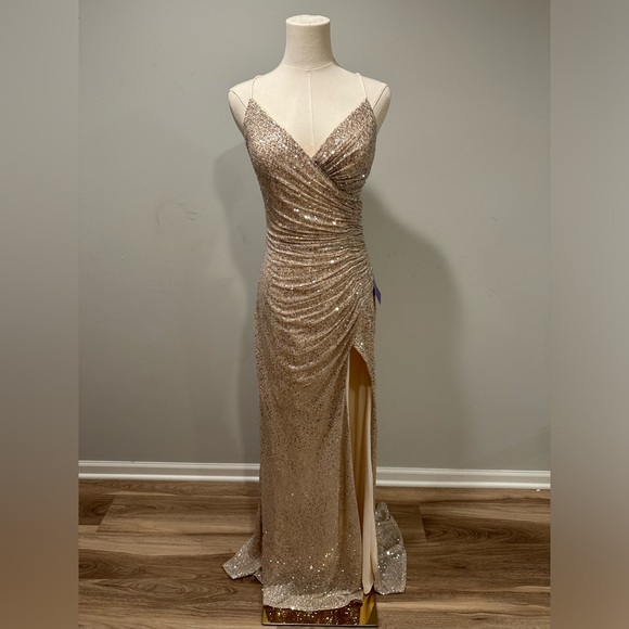 Simple but gorgeous, gold sequin dress. NWT, size large. - Picture 2 of 5